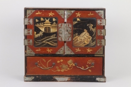 Schmückkästchen in Form eines Miniaturmöbels, China um 1920