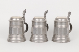Drei Trinkkrüge aus Zinn mit Glaseinsätzen, süddeutsch um 1880