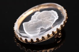 Brooch with glass-intaglio