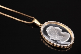 Necklace with glass-intaglio