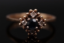 Golden vintage ring with sapphire and diamonds