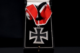 1957 Knight's Cross in case with neck ribbon - Schickle