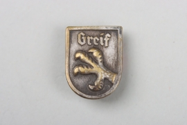 Division Greif cap badge