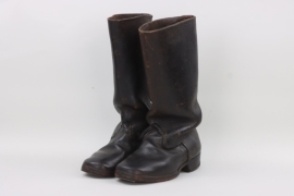Small leather boots for children