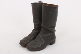 Small leather boots for children