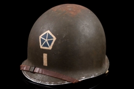 USM1 1st Lt. front seam fixed bale combat helmet, « V Corps »