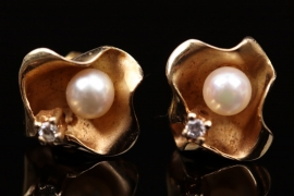 Floral ear studs with pearl and diamond