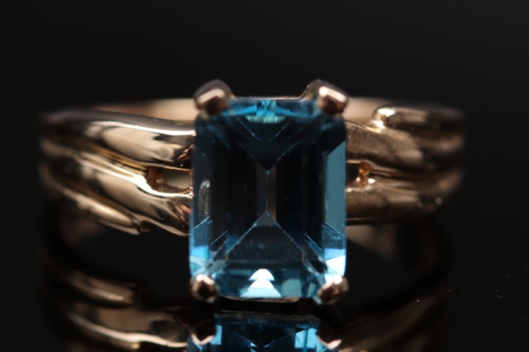 Golden ring with Topaz