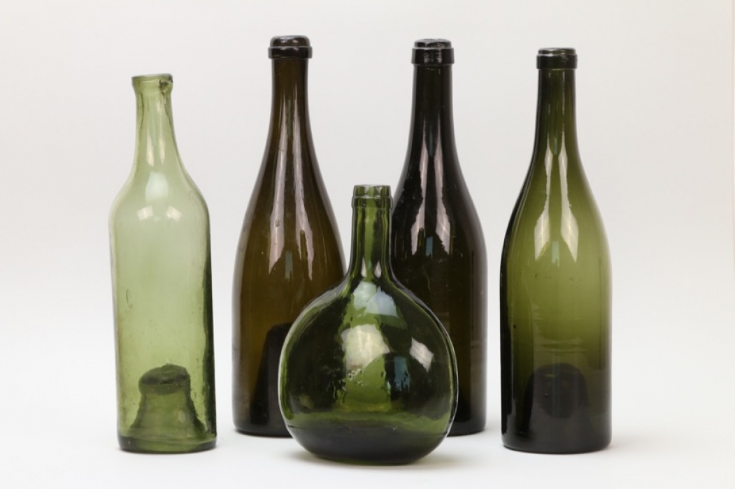 Fünf antike, formgeblasene Weinflaschen, deutsch, Mitte 19. Jh.