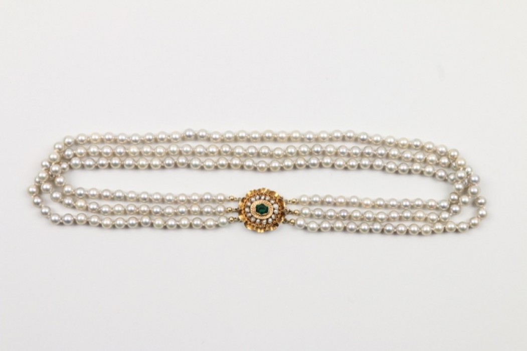 Dreisträngige Perlenkette mit goldener, smaragdbesetzter Schließe, deutsch um 1900