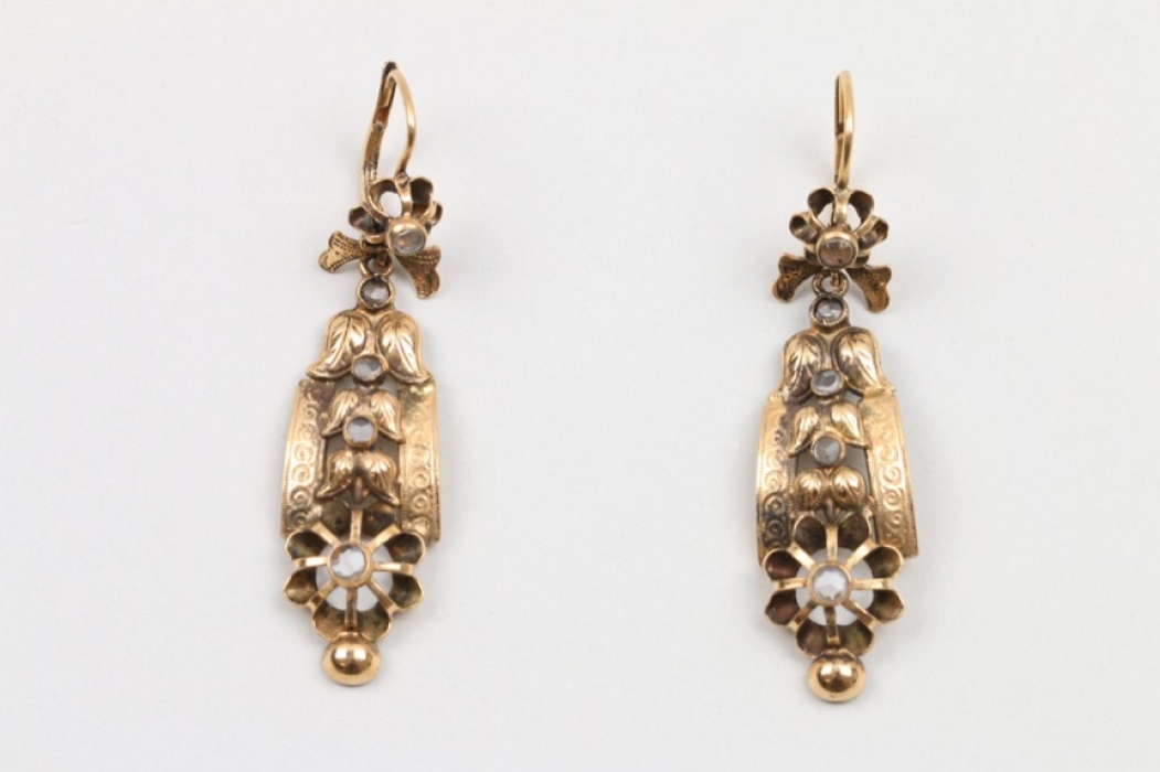 Ein Paar goldene Ohrringe mit Diamantrosen um 1880
