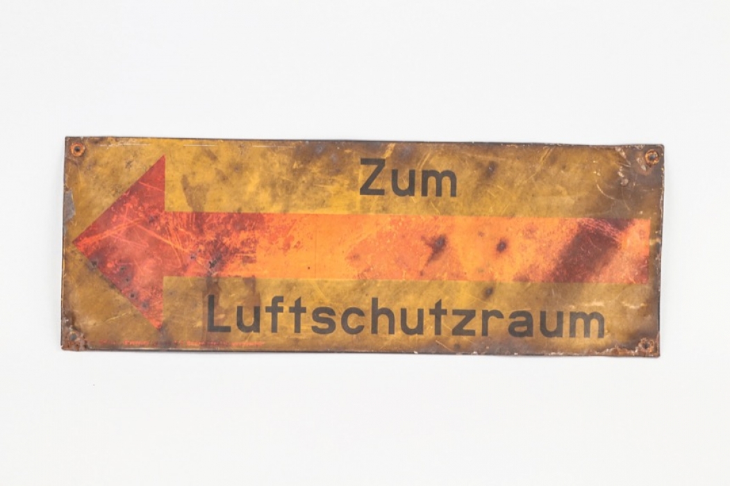"Zum Luftschutzraum" sign post