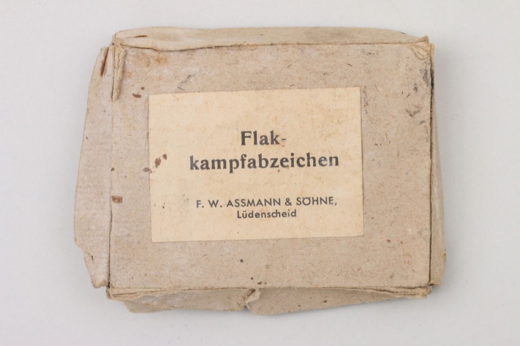 Cardboard case of issue to Flak Badge - Assmann