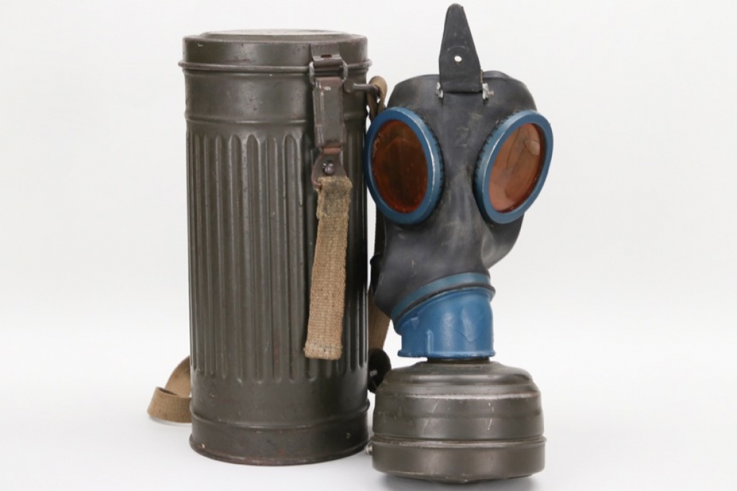 Wehrmacht gas mask & can