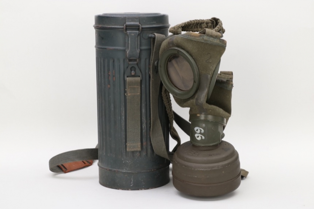 Wehrmacht gas mask + can