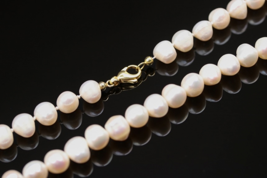 Klassische Perlenkette mit Goldverschluss