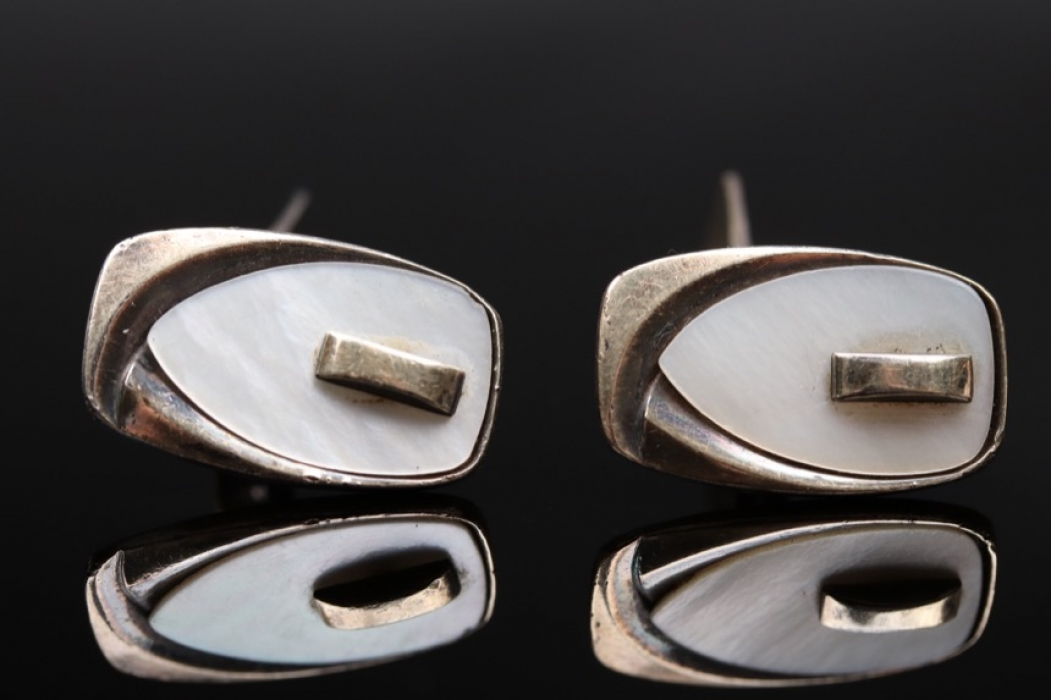 Silver cufflinks with mother-of-pearl datail