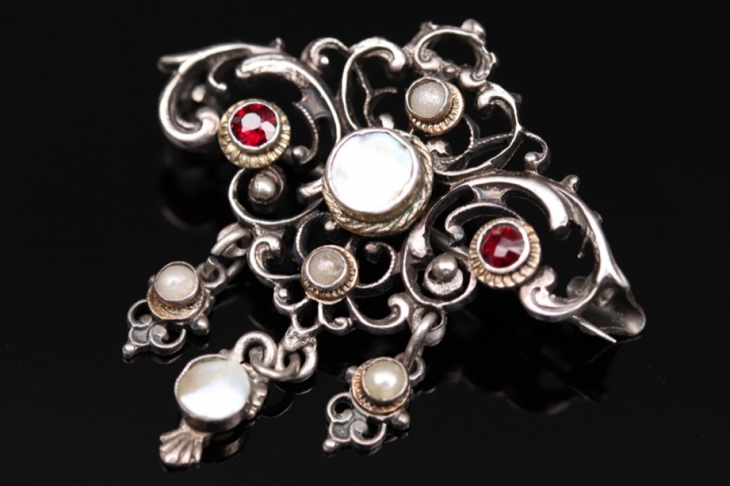 Antique brooch with pearl details