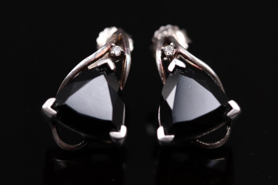 Silver earrings with black spinel