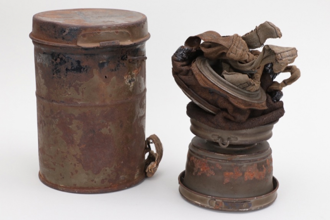 WWI German gas maks with can