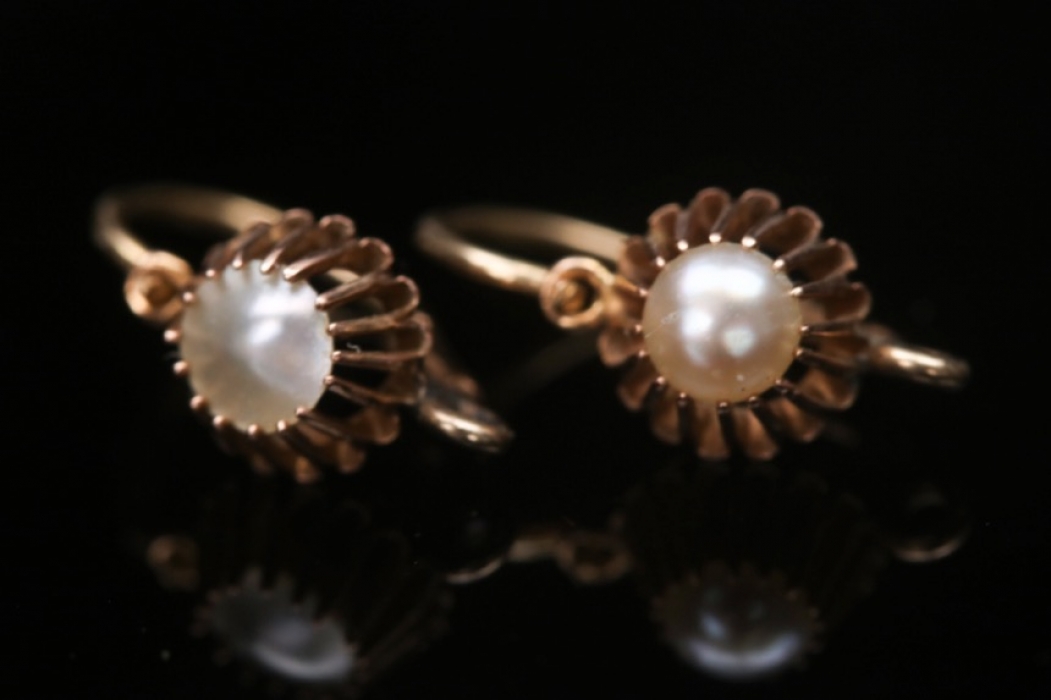 Delicate golden earrings with mother of pearl