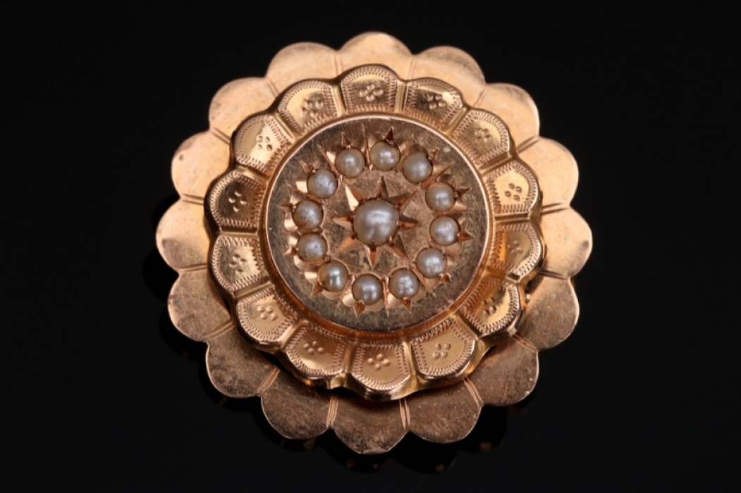 Antique golden brooch with pearls