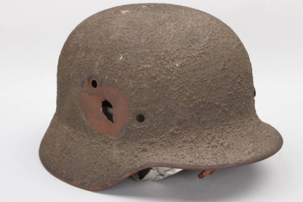 Heer M35 "battle-damaged" sawdust camo helmet - Q64