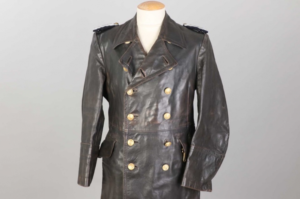 Kriegsmarine officer's leather coat with dagger hangers