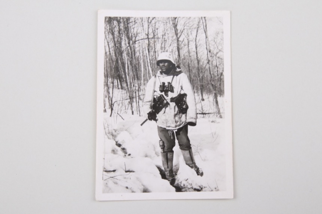 Photo soldier in white winter camo uniform