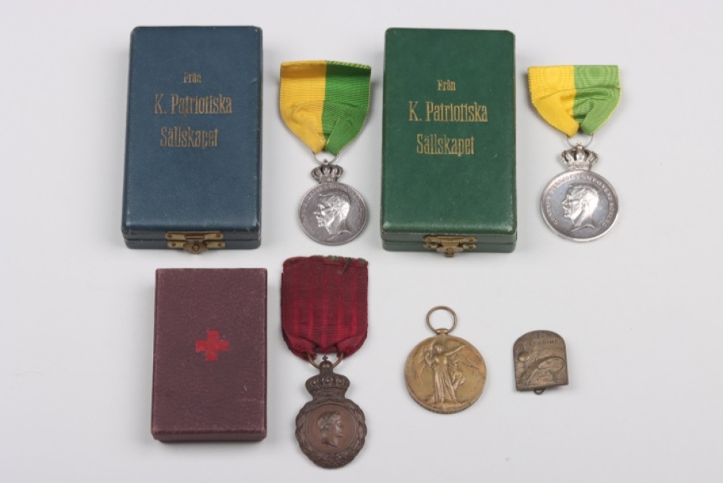 Lot of international badges and cases of issue