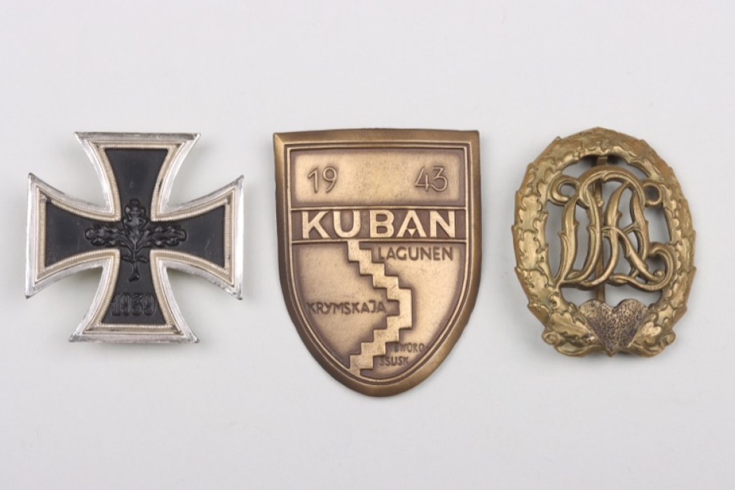 Lot of three badges - 1957 type
