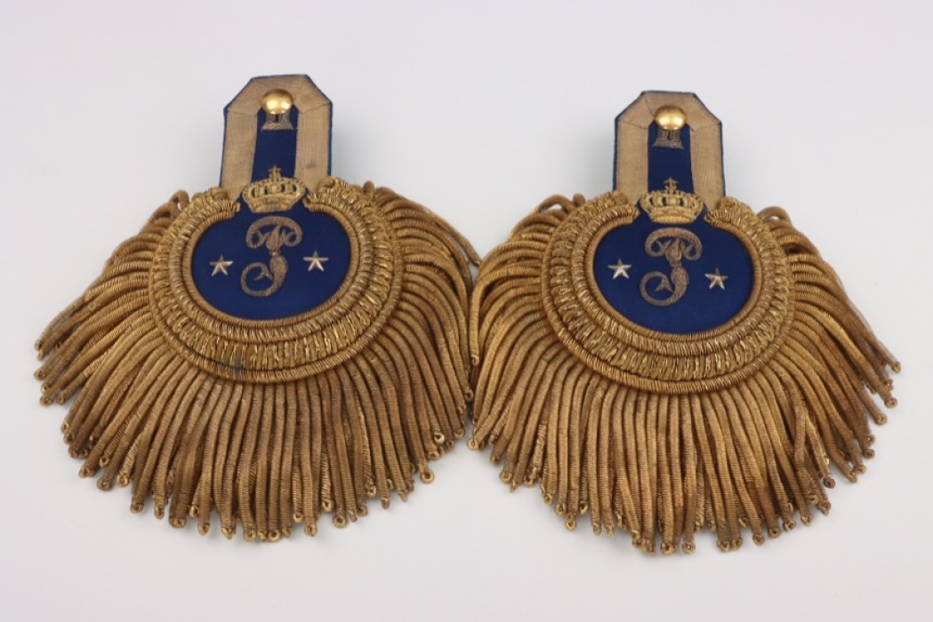 Impressive epaulettes for an officer - unknown