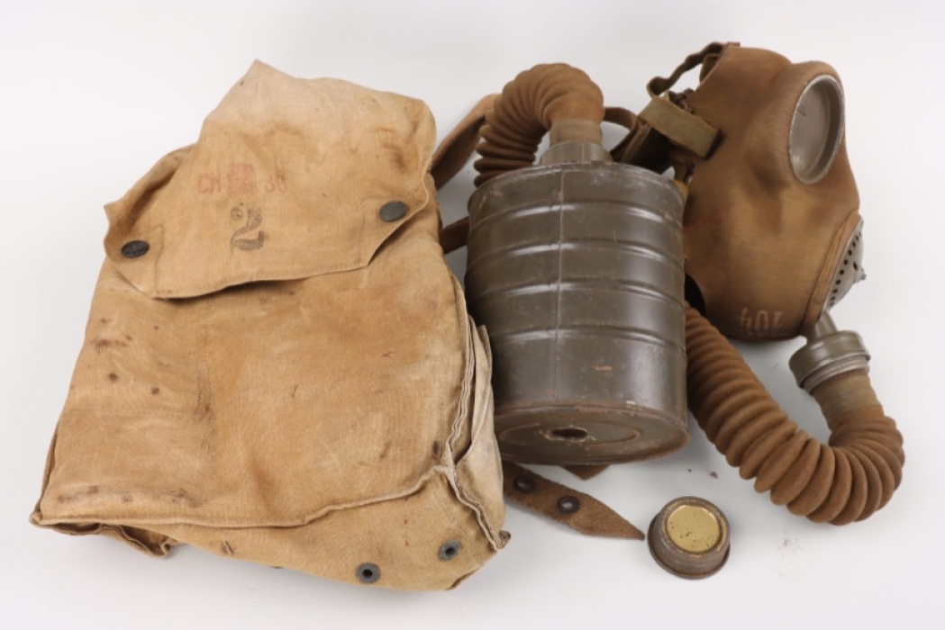 WWI gas mask with filter and bag