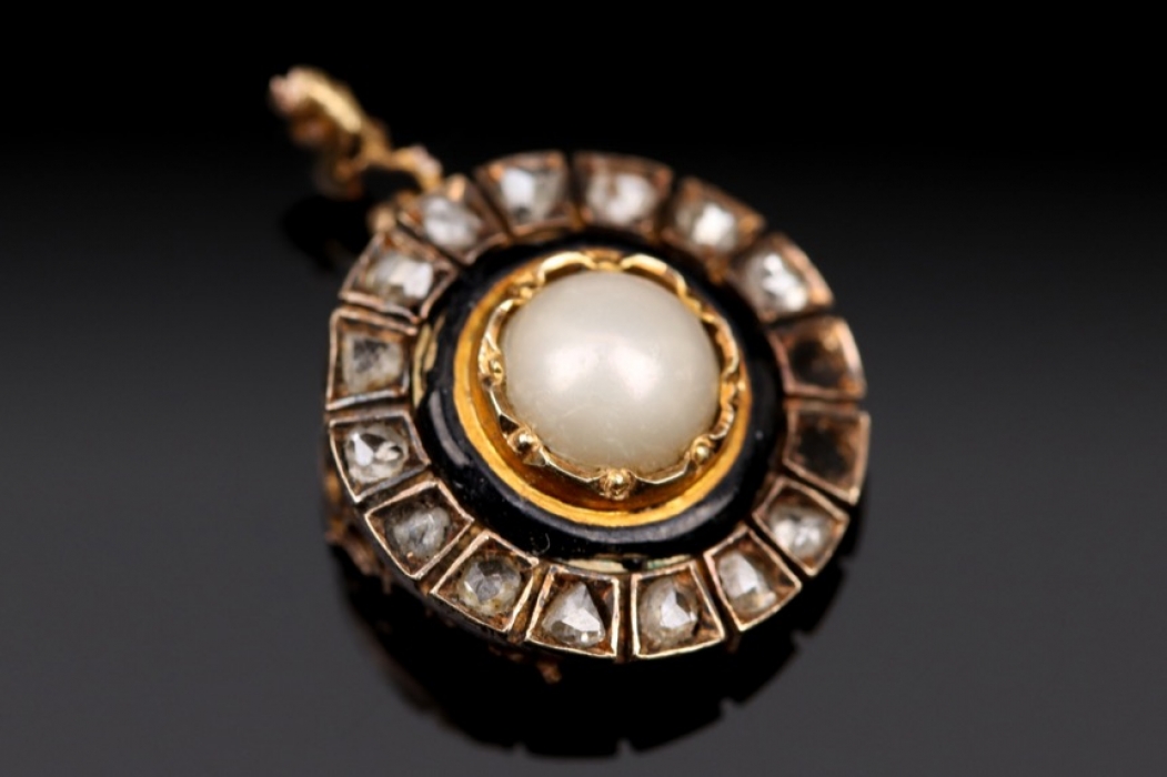 Part of a Art Déco style pearl and diamond pendant