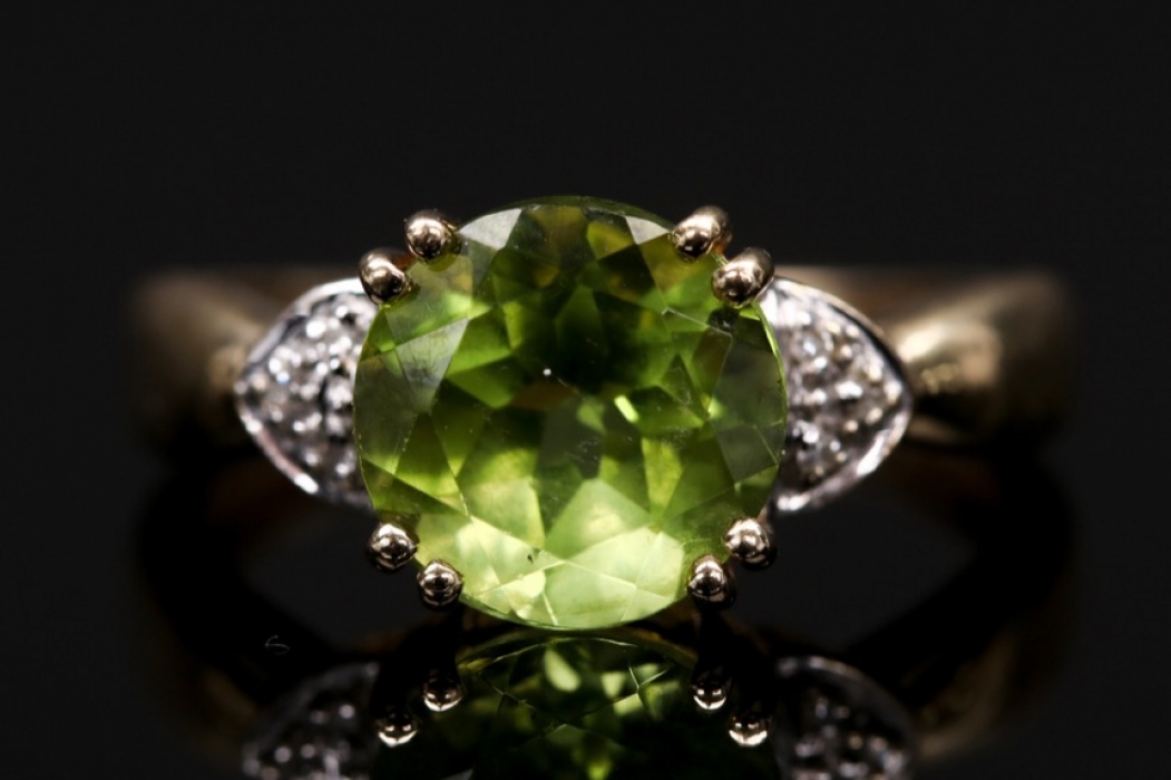 Opulent green peridot ring with diamonds