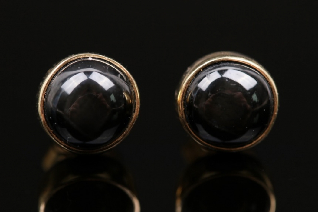 Ear studs with black gemstone