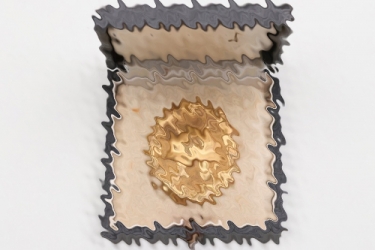 Wound Badge in gold in gold in case - 30