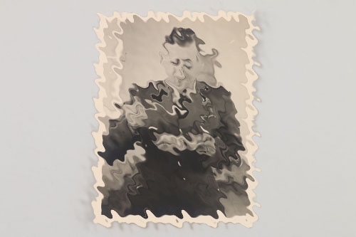 SD - photograph of an eating officer 