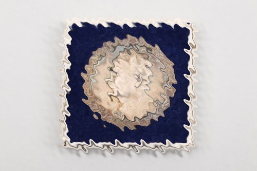 Cased "Ministerpräsident Hermann Göring" medal - 835