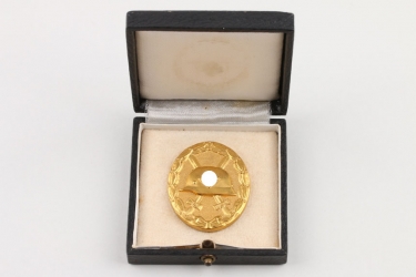 Wound Badge in gold - 30 marked in case 