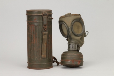 Wehrmacht 1940 gas mask + can