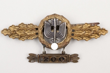 Squadron Clasp for Zerstörer in gold with "200" hanger