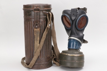 Wehrmacht gas mask with can