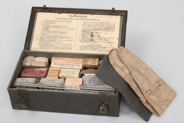 Wehrmacht first aid box with content