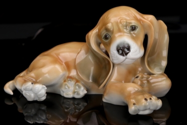 SS Allach - colored porcelain figure 'lying dachshund" #1 (Kärner)