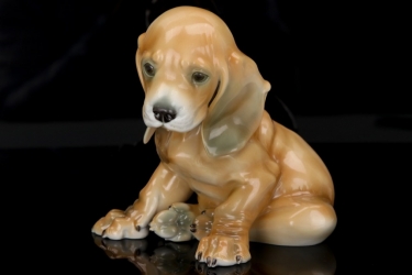 SS Allach - colored porcelain figure of a 'sitting dachshund' #2 (Kärner)