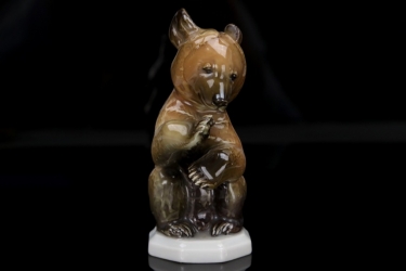 SS Allach - colored porcelain figure of a 'precatory bear' on a pedestal #5 (Kärner)