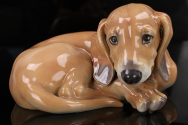 SS Allach - colored porcelain figure of a 'lying Dachshund' #13 (Kärner)