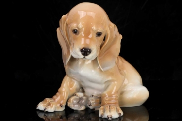 SS Allach - colored porcelain figure of a 'sitting dachshund' #2 (Kärner)