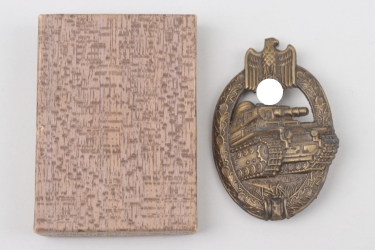 Tank Assault Badge in Bronze in cardboard case of issue - A.S.